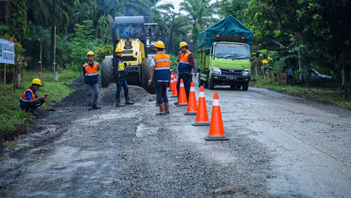 Jokowi meninjau dimulainya penanganan jalan daerah yang rusak di Provinsi Bengkulu, Jumat (21/7/2023). Begini kondisi jalannya.