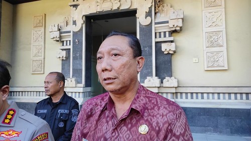 Kadisdikpora Kota Denpasar Anak Agung Gede Wiratama memberikan keterangan kepada wartawan terkait viralnya geng pelajar Bajing Kids viral. (I Wayan Sui Suadnyana/detikBali)