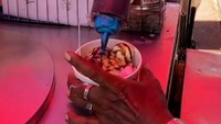 Setelah ditambahkan es krimnya, kakek juga mengucuri saus cokelat ke atasnya. Hal ini bertujuan untuk memberikan rasa manis yang nikmat. Foto: TikTok/bangkokfoodie