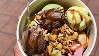Mangkuk es krimnya diisi dengan begitu padat. Ada juga taburan kacang cincang yang diberikan di atas kucuran saus cokelat. Foto: TikTok/bangkokfoodie
