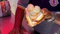 Selain dengan mangkuk, es krim kakek ini juga dijajakan dengan roti tawar. Es krim yang menggunung dipadukan dengan tekstur roti yang lembut. Foto: TikTok/bangkokfoodie