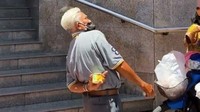 Sebelum dituangkan ke dalam mangkuknya, es krim akan dilempar setinggi-tingginya. Kemudian akan ditangkap dengan mangkuk melalui belakang tubuhnya. Foto: TikTok/bangkokfoodie