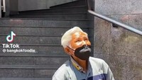 Seorang kakek penjual es krim di trotoar Bangkok menarik perhatian. Ia menjajakan es krim dengan cara yang unik. Foto: TikTok/bangkokfoodie