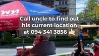 Gerobaknya tidak didorong. Melainkan disambungkan pada sepeda motor yang sekaligus menjadi kendaraannya dari rumah menuju lokasi berjualan. Foto: TikTok/bangkokfoodie