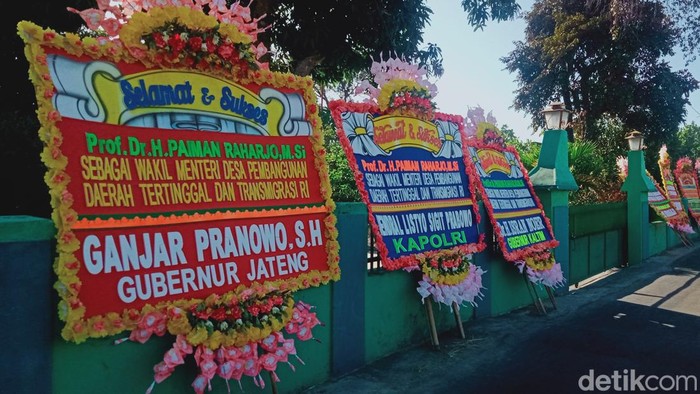Karangan bunga di rumah Wamendes Prof Paiman di Klaten, Jumat (21/7/2023).