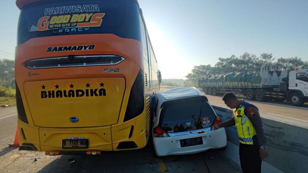 Satu orang tewas dalam kecelakaan di Tol Batang-Semarang. Kecelakaan ini melibatkan tiga kendaraan, yaitu bus pariwisata, truk tronton, dan mobil Honda Brio.