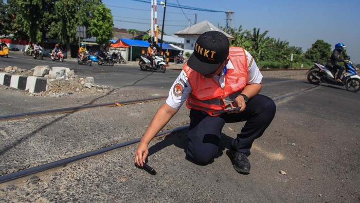 Sejumlah pekerja memperbaiki jalur kereta api pasca kecelakaan truk berat tertabrak kereta api di perlintasan Madukoro Raya, Semarang, Jawa Tengah, Jumat (21/7/2023). Dirjen Kementerian Perhubungan menyarankan Pemda setempat memasang rambu larangan kendaraan berat terutama truk trailer berlantai rendah (lowdeck) melintas di perlintasan itu, karena peristiwa kecelakaan KA tabrak truk di lokasi tersebut sudah terjadi tiga kali. ANTARA FOTO/Makna Zaezar/YU