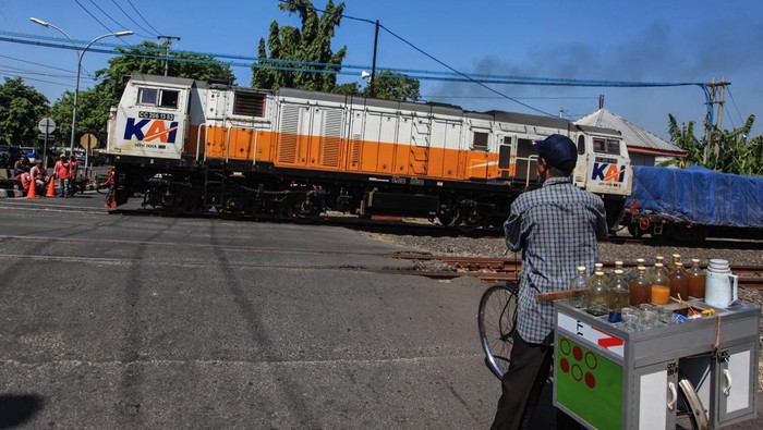 Kemenhub Sarankan Larang Truk Berat Melintas di TKP Kecelakaan KA Brantas Sejumlah pekerja memperbaiki jalur kereta api pasca kecelakaan truk berat tertabrak kereta api di perlintasan Madukoro Raya, Semarang, Jawa Tengah, Jumat (21/7/2023). Dirjen Kementerian Perhubungan menyarankan Pemda setempat memasang rambu larangan kendaraan berat terutama truk trailer berlantai rendah (lowdeck) melintas di perlintasan itu, karena peristiwa kecelakaan KA tabrak truk di lokasi tersebut sudah terjadi tiga kali. ANTARA FOTO/Makna Zaezar/YU