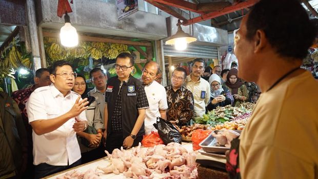 Kepala Bapanas Arief Prasetyo Adi memantau harga daging ayam. (Dok: Humas Bapanas)