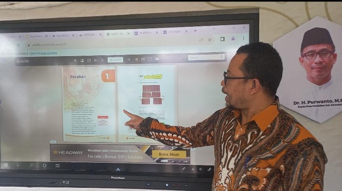 Kepala Disdik Purwakarta Purwanto memperlihatkan School Site.