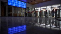 Sebagai informasi, tarif LRT Jabodebek kini resmi ditetapkan dan sudah tertuang dalam Keputusan Menteri Perhubungan Republik Indonesia Nomor KM 67 Tahun 2023. Dalam keputusan tersebut dijelaskan bahwa telah ditetapkan tarif LRT Jabodebek yakni Rp 5.000 untuk 1 kilometer (km) pertama, dan selanjutnya masyarakat dikenakan Rp 700 setiap km berikutnya.