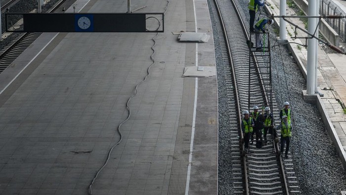 Kesiapan sarana penunjang kereta cepat jelang peresmian Pekerja melakukan perawatan aliran listrik di Stasiun Kereta Cepat Jakarta Bandung di Tegalluar, Kabupaten Bandung, Jawa Barat, Jumat (21/7/2023). PT China Railway Group Limited (CREC) mencatat hingga Juli 2023, infrastruktur penunjang Kereta Cepat Jakarta Bandung (KCJB) yang salah satunya merupakan Stasiun Tegalluar saat ini telah mencapai tahap penyelesaian akhir jelang peresmian. ANTARA FOTO/Raisan Al Farisi/foc.