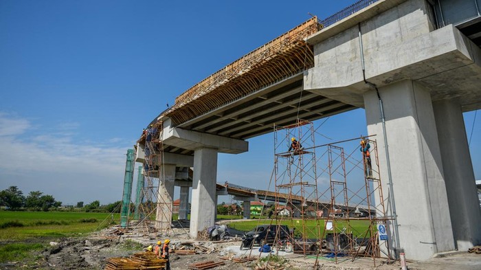 Kesiapan sarana penunjang kereta cepat jelang peresmian Pekerja melakukan perawatan aliran listrik di Stasiun Kereta Cepat Jakarta Bandung di Tegalluar, Kabupaten Bandung, Jawa Barat, Jumat (21/7/2023). PT China Railway Group Limited (CREC) mencatat hingga Juli 2023, infrastruktur penunjang Kereta Cepat Jakarta Bandung (KCJB) yang salah satunya merupakan Stasiun Tegalluar saat ini telah mencapai tahap penyelesaian akhir jelang peresmian. ANTARA FOTO/Raisan Al Farisi/foc.
