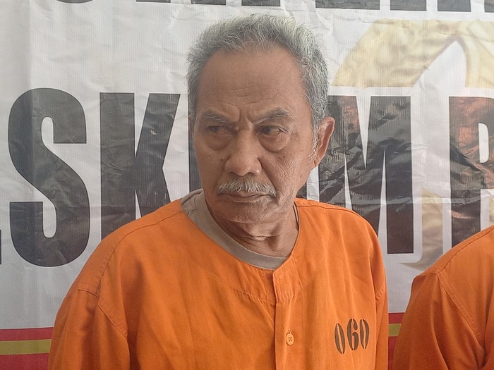 Ketut Bagia (72) yang cabuli bocah 5 tahun saat diwawancarai di Mapolres Buleleng, Jumat (21/7/2023). (Made Wijaya Kusuma)