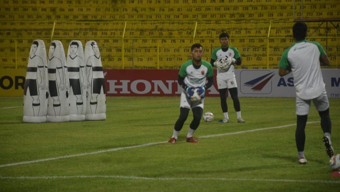 Kiper PSM Makassar latihan di Stadion Gelora BJ Habibie, Parepare jelang lawan Persib Bandung pada peken keempat Liga 1 2023/2024.