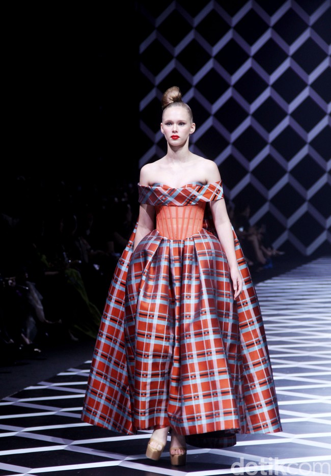 Fashion show koleksi Sebastian Gunawan di Hotel Mulia, Selasa [18/7/2023]. Seba merilis busana yang mengeksplorasi garis dan bentuk geometris, baik dalam siluet maupun corak. Foto: Mohammad Abduh/detikcom.