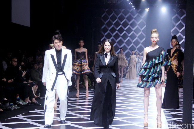 Fashion show koleksi Sebastian Gunawan di Hotel Mulia, Selasa [18/7/2023]. Seba merilis busana yang mengeksplorasi garis dan bentuk geometris, baik dalam siluet maupun corak. Foto: Mohammada Abduh/Detikcom