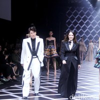 Fashion show koleksi Sebastian Gunawan di Hotel Mulia, Selasa [18/7/2023]. Seba merilis busana yang mengeksplorasi garis dan bentuk geometris, baik dalam siluet maupun corak. Foto: Mohammada Abduh/Detikcom