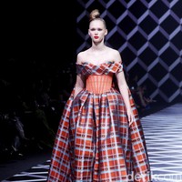 Fashion show koleksi Sebastian Gunawan di Hotel Mulia, Selasa [18/7/2023]. Seba merilis busana yang mengeksplorasi garis dan bentuk geometris, baik dalam siluet maupun corak. Foto: Mohammad Abduh/detikcom.