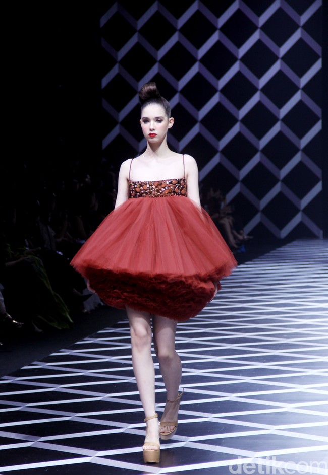 Fashion show koleksi Sebastian Gunawan di Hotel Mulia, Selasa [18/7/2023]. Seba merilis busana yang mengeksplorasi garis dan bentuk geometris, baik dalam siluet maupun corak. Foto: Mohammad Abduh/detikcom.