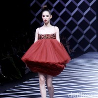 Fashion show koleksi Sebastian Gunawan di Hotel Mulia, Selasa [18/7/2023]. Seba merilis busana yang mengeksplorasi garis dan bentuk geometris, baik dalam siluet maupun corak. Foto: Mohammad Abduh/detikcom.