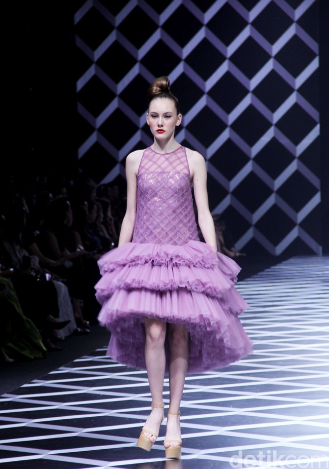 Fashion show koleksi Sebastian Gunawan di Hotel Mulia, Selasa [18/7/2023]. Seba merilis busana yang mengeksplorasi garis dan bentuk geometris, baik dalam siluet maupun corak. Foto: Mohammad Abduh/detikcom.