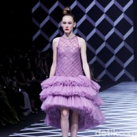 Fashion show koleksi Sebastian Gunawan di Hotel Mulia, Selasa [18/7/2023]. Seba merilis busana yang mengeksplorasi garis dan bentuk geometris, baik dalam siluet maupun corak. Foto: Mohammad Abduh/detikcom.