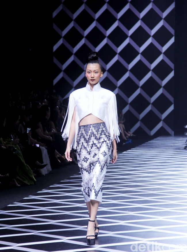 Fashion show koleksi Sebastian Gunawan di Hotel Mulia, Selasa [18/7/2023]. Seba merilis busana yang mengeksplorasi garis dan bentuk geometris, baik dalam siluet maupun corak. Foto: Mohammad Abduh/detikcom.