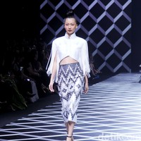 Fashion show koleksi Sebastian Gunawan di Hotel Mulia, Selasa [18/7/2023]. Seba merilis busana yang mengeksplorasi garis dan bentuk geometris, baik dalam siluet maupun corak. Foto: Mohammad Abduh/detikcom.