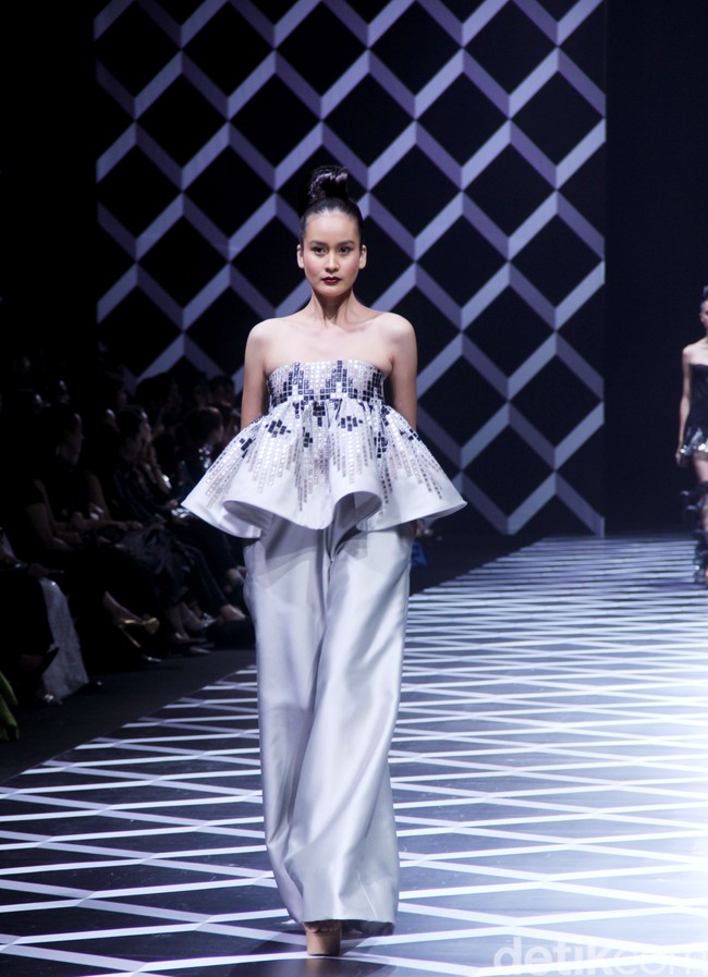 Fashion show koleksi Sebastian Gunawan di Hotel Mulia, Selasa [18/7/2023]. Seba merilis busana yang mengeksplorasi garis dan bentuk geometris, baik dalam siluet maupun corak. Foto: Mohammad Abduh/detikcom.