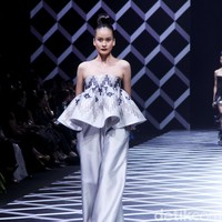 Fashion show koleksi Sebastian Gunawan di Hotel Mulia, Selasa [18/7/2023]. Seba merilis busana yang mengeksplorasi garis dan bentuk geometris, baik dalam siluet maupun corak. Foto: Mohammad Abduh/detikcom.