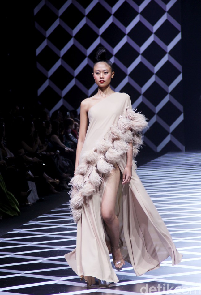 Fashion show koleksi Sebastian Gunawan di Hotel Mulia, Selasa [18/7/2023]. Seba merilis busana yang mengeksplorasi garis dan bentuk geometris, baik dalam siluet maupun corak. Foto: Mohammad Abduh/detikcom.