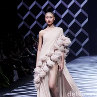 Fashion show koleksi Sebastian Gunawan di Hotel Mulia, Selasa [18/7/2023]. Seba merilis busana yang mengeksplorasi garis dan bentuk geometris, baik dalam siluet maupun corak. Foto: Mohammad Abduh/detikcom.