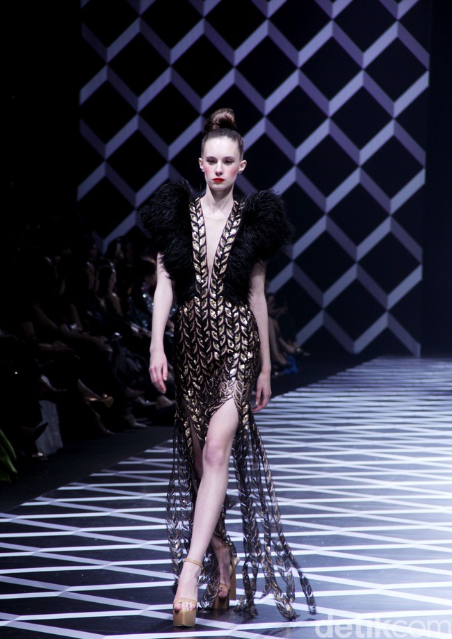 Fashion show koleksi Sebastian Gunawan di Hotel Mulia, Selasa [18/7/2023]. Seba merilis busana yang mengeksplorasi garis dan bentuk geometris, baik dalam siluet maupun corak. Foto: Mohammad Abduh/detikcom.