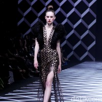 Fashion show koleksi Sebastian Gunawan di Hotel Mulia, Selasa [18/7/2023]. Seba merilis busana yang mengeksplorasi garis dan bentuk geometris, baik dalam siluet maupun corak. Foto: Mohammad Abduh/detikcom.