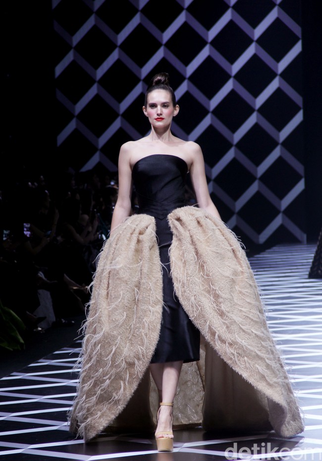 Fashion show koleksi Sebastian Gunawan di Hotel Mulia, Selasa [18/7/2023]. Seba merilis busana yang mengeksplorasi garis dan bentuk geometris, baik dalam siluet maupun corak. Foto: Mohammad Abduh/detikcom.