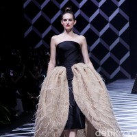 Fashion show koleksi Sebastian Gunawan di Hotel Mulia, Selasa [18/7/2023]. Seba merilis busana yang mengeksplorasi garis dan bentuk geometris, baik dalam siluet maupun corak. Foto: Mohammad Abduh/detikcom.