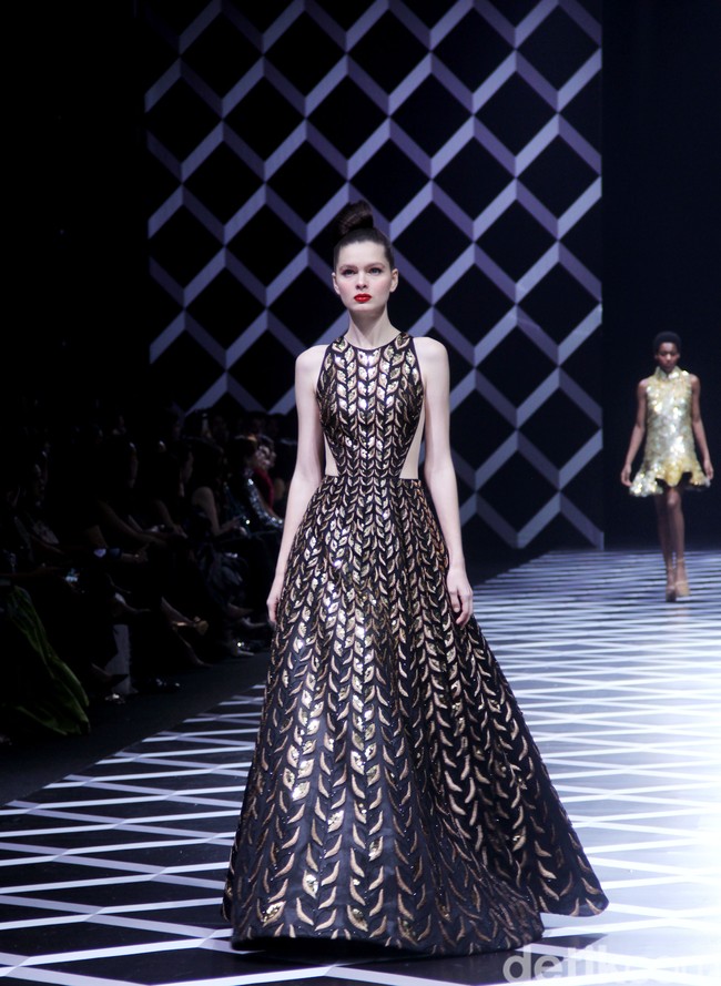 Fashion show koleksi Sebastian Gunawan di Hotel Mulia, Selasa [18/7/2023]. Seba merilis busana yang mengeksplorasi garis dan bentuk geometris, baik dalam siluet maupun corak. Foto: Mohammad Abduh/detikcom.