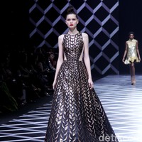 Fashion show koleksi Sebastian Gunawan di Hotel Mulia, Selasa [18/7/2023]. Seba merilis busana yang mengeksplorasi garis dan bentuk geometris, baik dalam siluet maupun corak. Foto: Mohammad Abduh/detikcom.