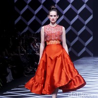 Fashion show koleksi Sebastian Gunawan di Hotel Mulia, Selasa [18/7/2023]. Seba merilis busana yang mengeksplorasi garis dan bentuk geometris, baik dalam siluet maupun corak. Foto: Mohammad Abduh/detikcom.