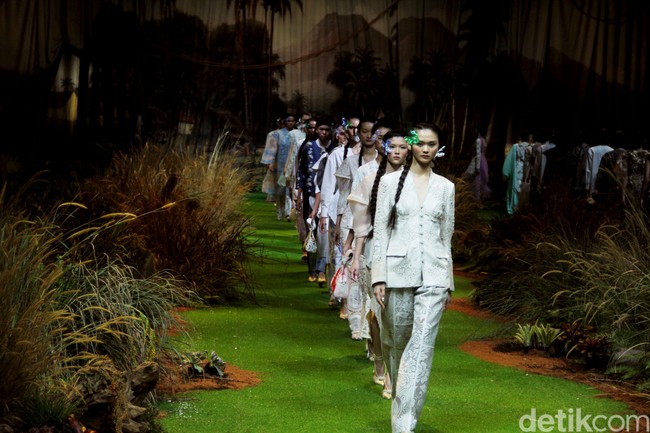 Toton menampilkan koleksi terbarunya di Hotel Mulia, Jakarta, Kamis [20/7/2023]. Kebaya di tangan Toton mendapat tampilan yang lebih kontemporer. DNA desain Toton yang artistik, eksotis, dan nature-inspired melebur indah dengan siluet-siluet kebaya seperti kutubaru dan kartini.  Foto: Mohammad Abduh/detikcom.