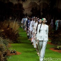 Toton menampilkan koleksi terbarunya di Hotel Mulia, Jakarta, Kamis [20/7/2023]. Kebaya di tangan Toton mendapat tampilan yang lebih kontemporer. DNA desain Toton yang artistik, eksotis, dan nature-inspired melebur indah dengan siluet-siluet kebaya seperti kutubaru dan kartini.  Foto: Mohammad Abduh/detikcom.