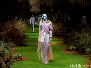 Interpretasi Kebaya Nan Segar Karya Toton, Diolah dari Denim Daur Ulang