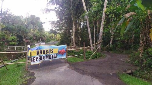 Kondisi jembatan di Desa Blimbingsari, Kecamatan Melaya, Kabupaten Jembrana yang putus total akibat diterjang banjir 9 bulan lalu dan belum di perbaiki, Jumat (21/7/2023). (IST)