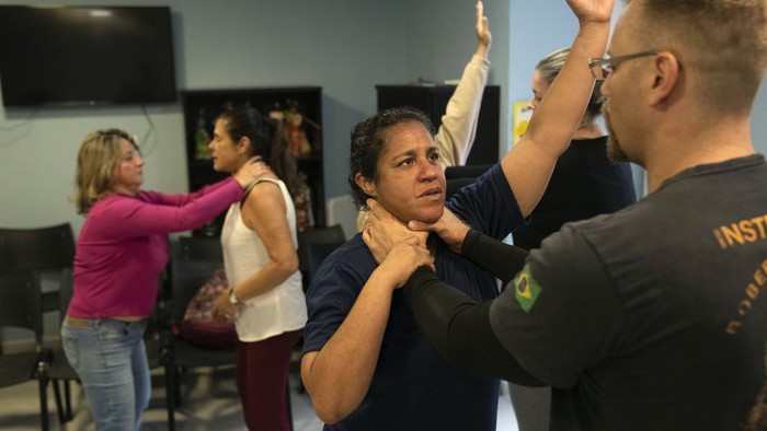 Lawan KDRT, Emak-emak di Brasil Berlatih Bela Diri Valeria gets training from Roberto Camara during a self-defense course targeted at women who have suffered domestic violence in Rio de Janeiro, Brazil, Thursday, July 20, 2023. The course is organized by the