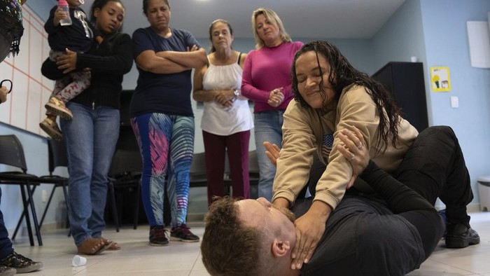 Lawan KDRT, Emak-emak di Brasil Berlatih Bela Diri Valeria gets training from Roberto Camara during a self-defense course targeted at women who have suffered domestic violence in Rio de Janeiro, Brazil, Thursday, July 20, 2023. The course is organized by the