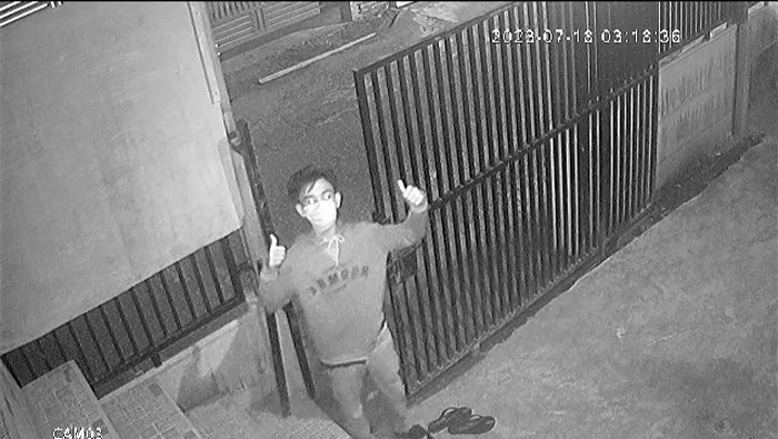 Maling motor di Bengkulu mengacungkan jempol ke arah CCTV saat beraksi.