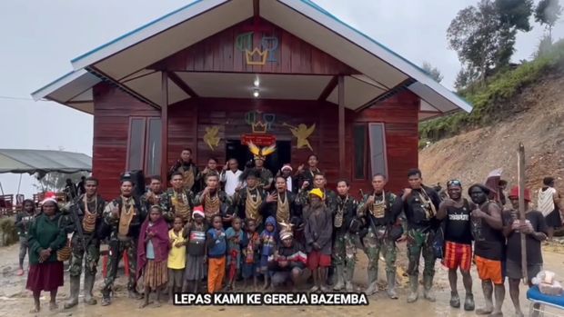 Mama-mama di Intan Jaya sampai menangis tak mau ditinggal Yonif 305 kembali ke daerah asal di Karawang, Jabar. (dok Yonif PR 305)