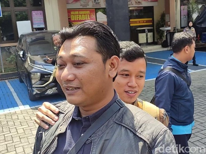 Masinis dan asisten masinis KA Brantas yang kecelakaan dengan truk di Semarang usai menjalani pemeriksaan di Polrestabes Semarang, Jumat (21/7/2023).