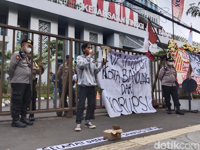 Massa aksi dari GMNI Bandung memberikan hadiah tikus putih ke kantor Kejati Jabar.
